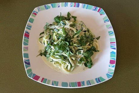Zucchini-Spaghetti mit Frischkäsesauce