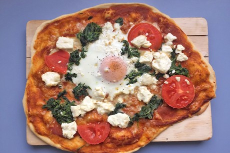 Pizza Fiorentina mit Spinat, Schafkäse und Ei