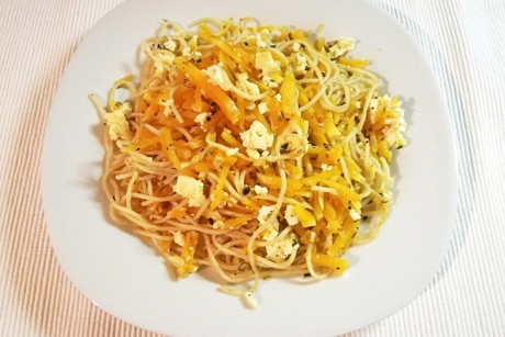 Kürbis-Spaghetti mit Hirtenkäse