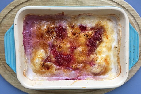 Karamellisierter Kokosauflauf mit Banane und Himbeeren