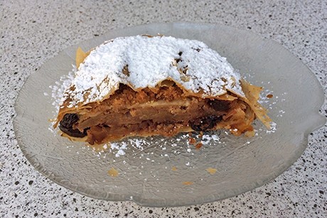 Apfelstrudel mit Nussbrösel