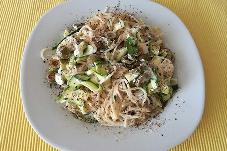Spaghetti mit Zucchini und Oliven
