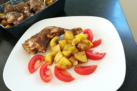 Hühnerkeule auf Kartoffelwürfel