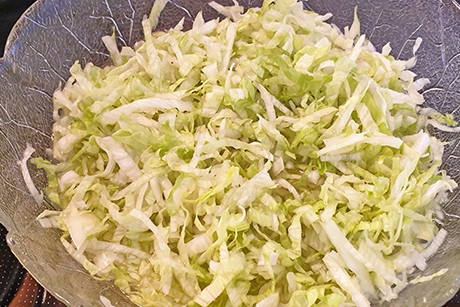 Eisbergsalat mit Zwiebel