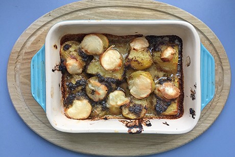 Gratinierte Pestoerdäpfel mit Scamorza