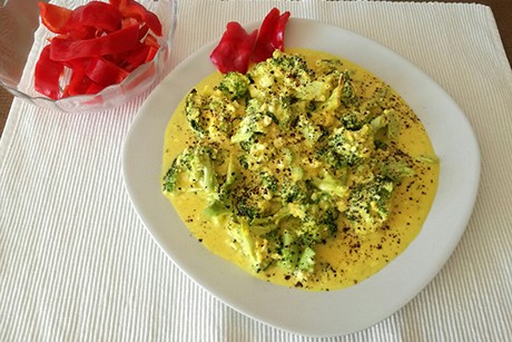 Brokkoli mit Schafkäsesauce