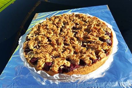 Mandelkuchen mit Kirschen