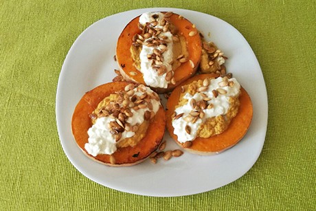 Butternuss-Kürbisscheiben mit Frischkäsesauce