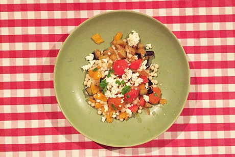 Perlcouscous mit Aubergine, Paprika und Feta