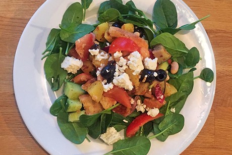 Bunter Brotsalat auf Spinat
