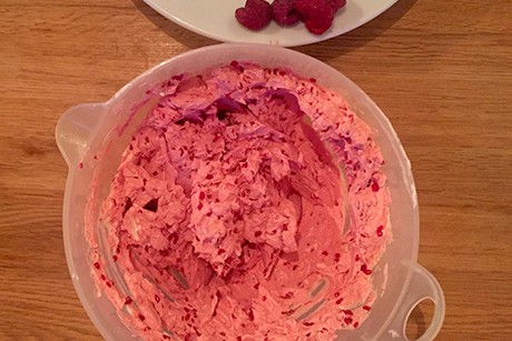 Rosa Baiser-Buttercreme mit Himbeeren