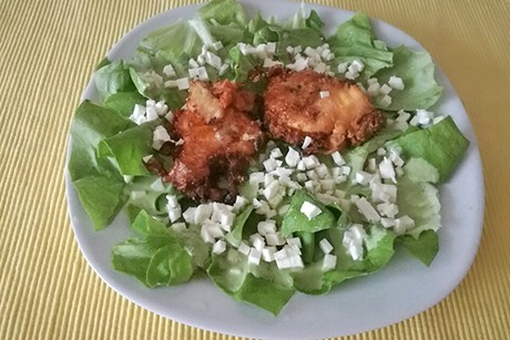 Knupusprig gebackenes Ei auf Blattsalat