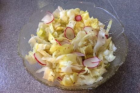 Eisbergsalat mit Radieschen
