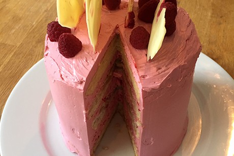 Biskuittorte mit Himbeerbuttercreme und Schokoplatten