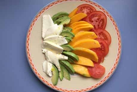 Regenbogensalat mit Tomate, Mango, Avocado, Mozzarella