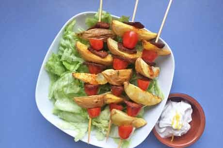 Vegetarische Erdäpfel-Gyros-Spieße auf Blattsalat
