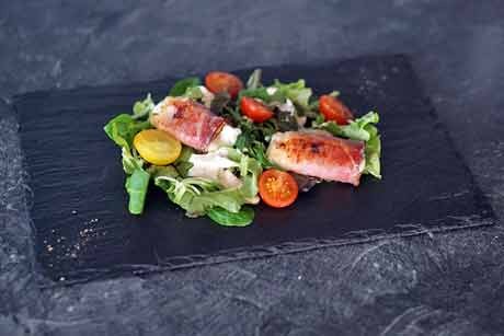 Blattsalat mit Mozzarella-Rohschinkenröllchen
