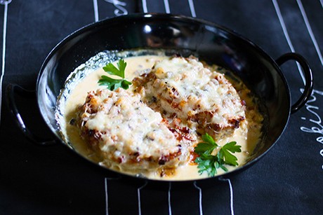 Karree mit Schinken-Obers-Sauce