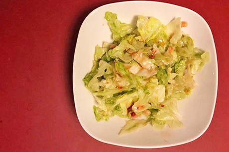 Grüner Salat mit asiatischer Marinade