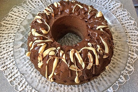 Schoko-Marzipan-Nuss-Gugelhupf