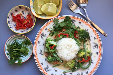 Grünes Thaicurry mit Brokkoli und Fisolen