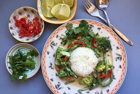 Grünes Thaicurry mit Brokkoli und Fisolen