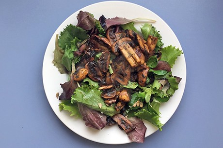 Karamellisierte Balsamicochampignons auf Blattsalaten