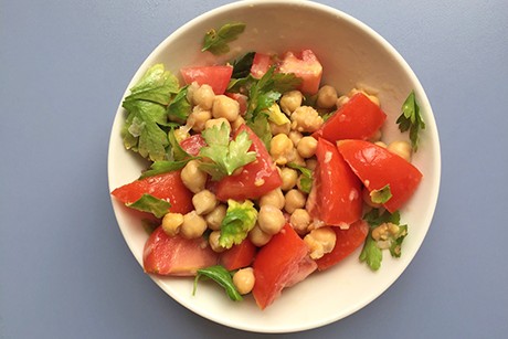 Warmer Kichererbsensalat mit Tomaten und Petersilie