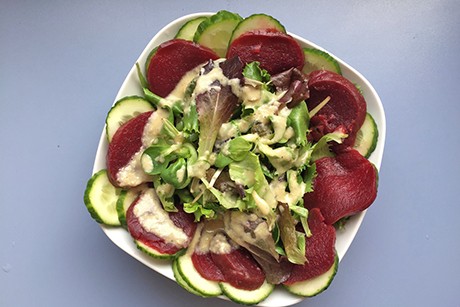 Blattsalat mit Roten Rüben, Gurken und Krendressing