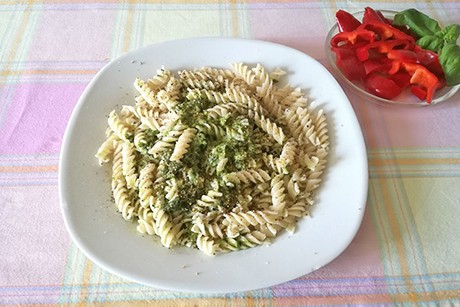 Dinkel-Dralli mit Mozzarella-Bärlauch-Sauce