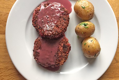 Rote Rüben-Bohnen-Burger mit Rotweinsauce