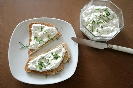 Sauerrahm-Schnittlauch-Aufstrich