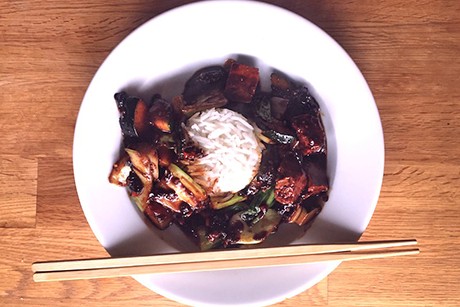 Scharfer Szechuan-Wok mit Tofu, Zucchini und Pak Choi