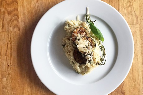 Frühlingskräuter-Risotto mit Zucchinischeiben