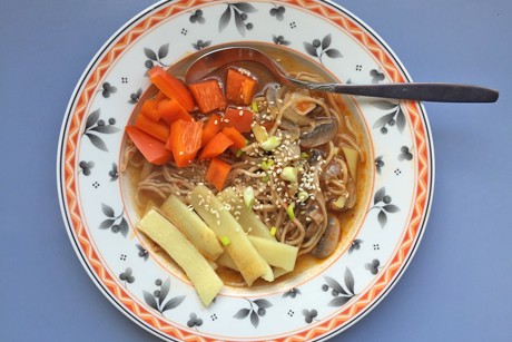 Scharfer Asia-One Pot mit Champignons, Paprika und Bambus