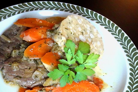 Geschmortes Rindsschnitzel mit Serviettenknödel