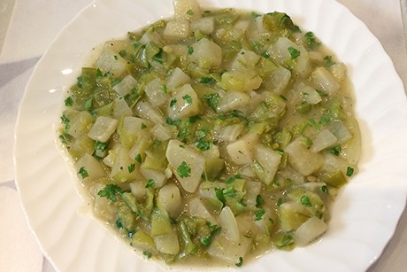 Kohlrabi mit jungen Erbsenschoten