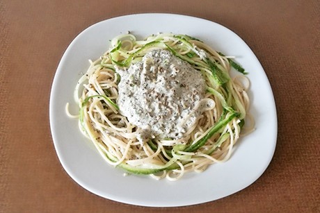 Dinkel-Gurken-Spaghetti mit Sauce