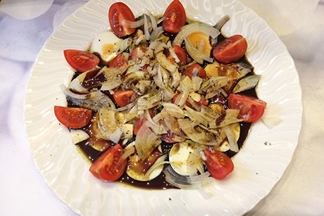Garnierter Eisalat mit Kernöl
