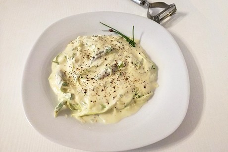 Grüne Spargel-Spaghetti in Käsesauce