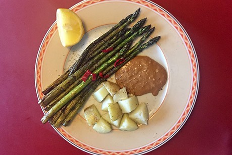Asiatischer Grüner Spargel mit Erdäpfeln und Misosauce