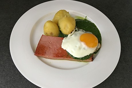 Cremespinat mit Leberkäse, Spiegelei und Kartoffeln