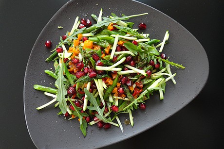 Lauwarmer Zucchini-Spargelsalat mit Granatapfelkernen