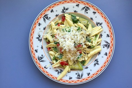 One Pot Pasta mit Avocado und Paprika