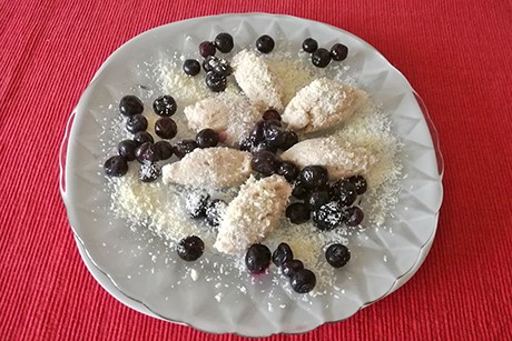 Dinkelgrieß-Topfennockerl mit Kokos und Schwarzbeeren