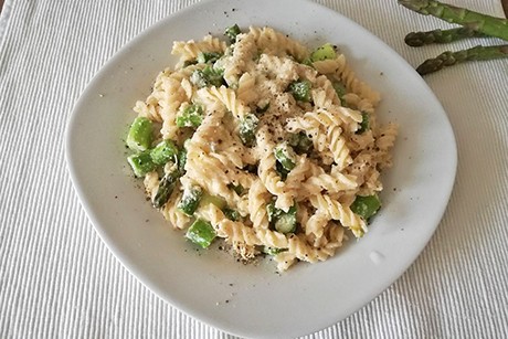 Dinkel-Dralli mit grünem Spargel in Ricotta