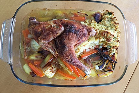 Brathuhn mit Gemüse und knusprigen Knödel