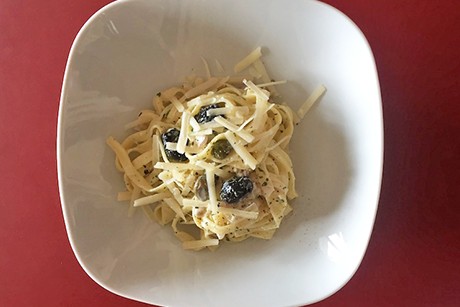 Tagliatelle mit roter Zwiebel und Oliven