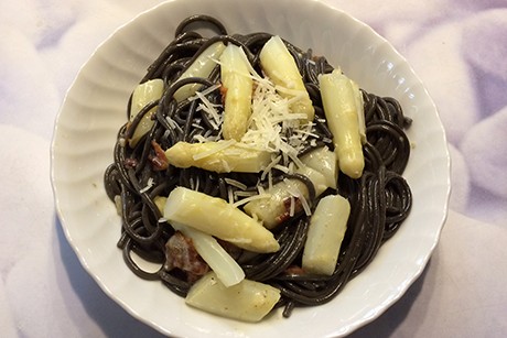 Schwarze Spaghetti mit Speck und Spargel