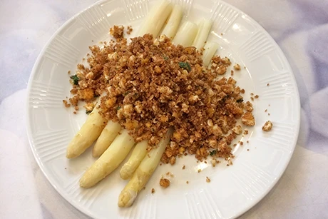 Spargel mit Butter-Ei-Brösel